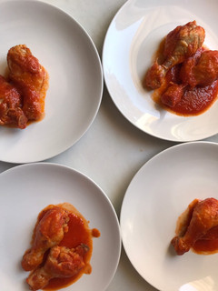 Una foto de Muslitos de pollo con tomate