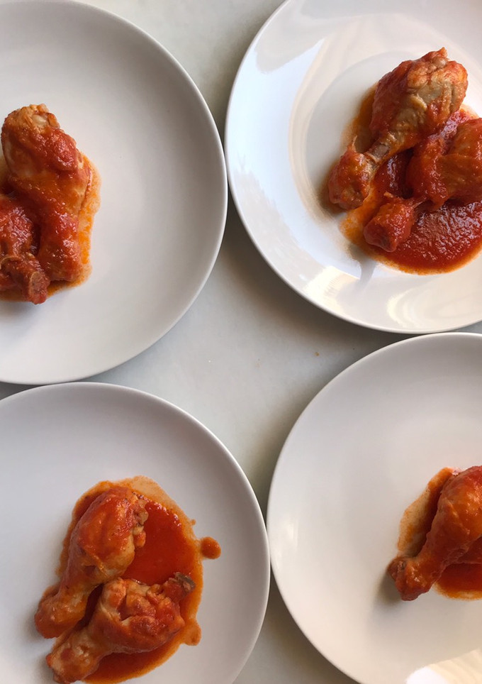 Una foto de Muslitos de pollo con tomate