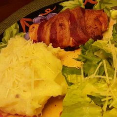 A picture of Bacon wrapped, cream cheese and jalapeño stuffed chicken breasts.