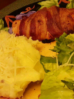 A picture of Bacon wrapped, cream cheese and jalapeño stuffed chicken breasts.