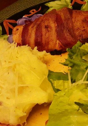 A picture of Bacon wrapped, cream cheese and jalapeño stuffed chicken breasts.