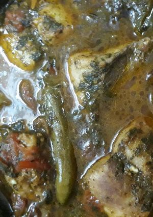 صورة لوصفة سمك مع ملوخيه في قدر الحجر