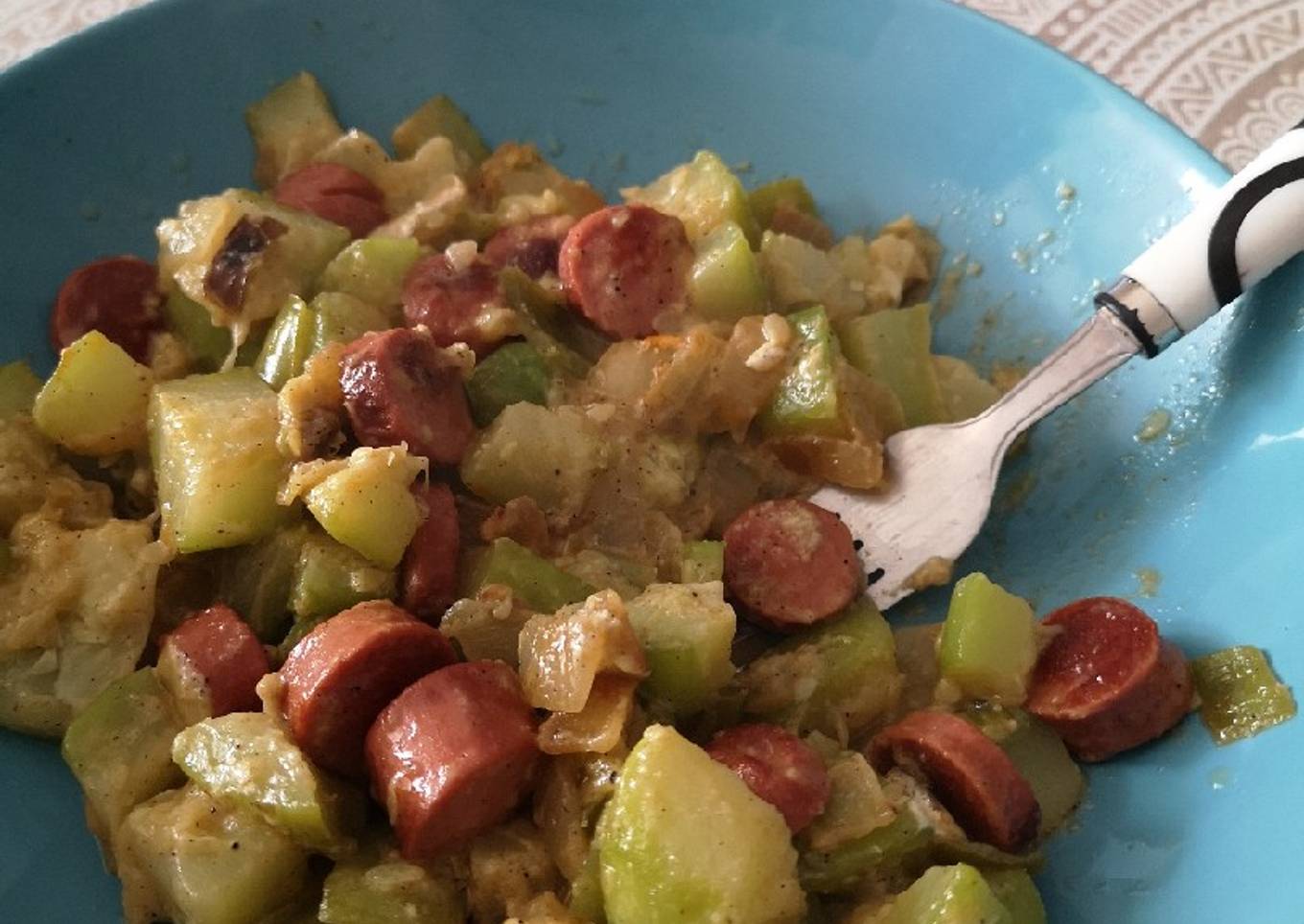 Calabacín con queso de cabra y salchichas
