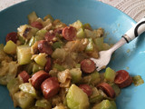 Calabacín con queso de cabra y salchichas