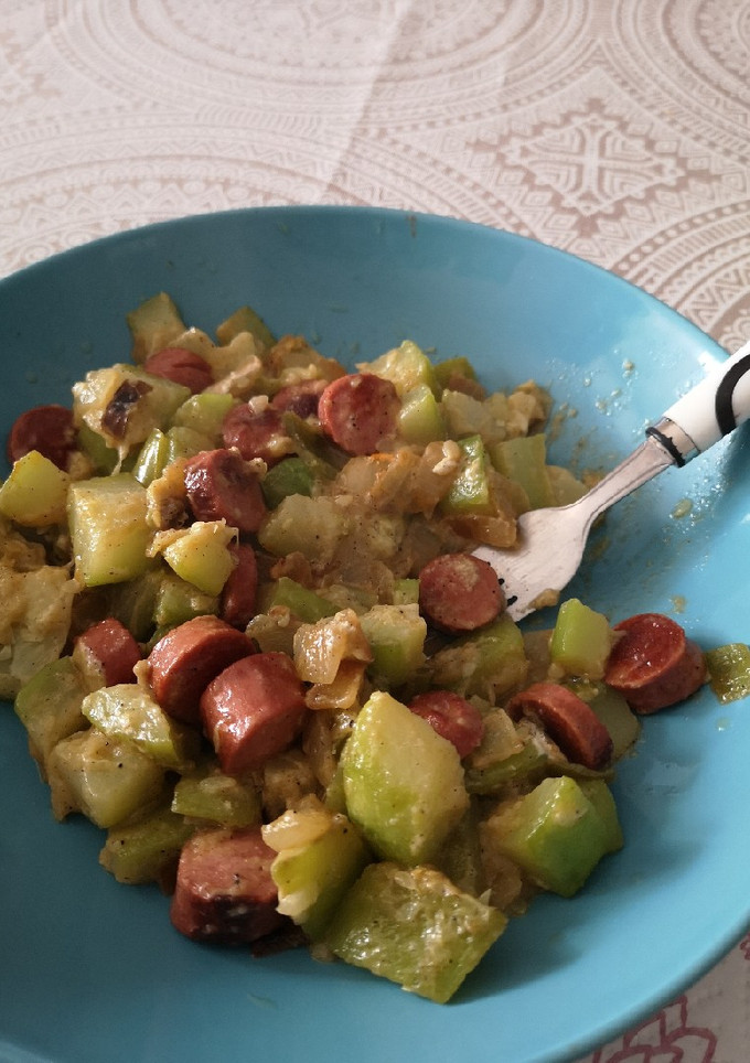 Una foto de Calabacín con queso de cabra y salchichas