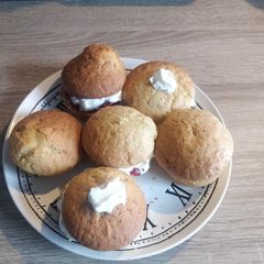A picture of Victoria Sandwich Cupcakes.