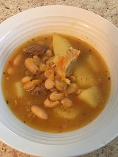 Una foto de Sopa o guiso de porotos blancos fácil