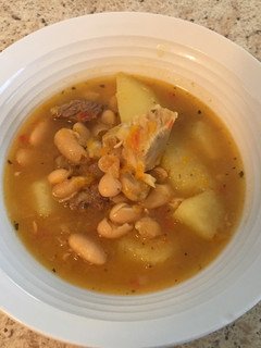 Una foto de Sopa o guiso de porotos blancos fácil