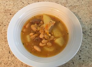 Una foto de Sopa o guiso de porotos blancos fácil