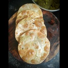 A picture of Matar ki poori.