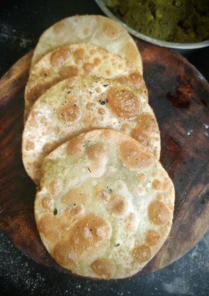 A picture of Matar ki poori.