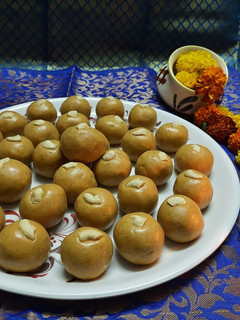 मिनी बेसन लाडू (mini besan laddu recipe in marathi) रेसिपी चे मुख्य फोटो