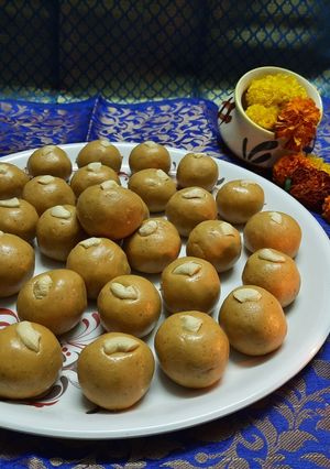 मिनी बेसन लाडू (mini besan laddu recipe in marathi) रेसिपी चे मुख्य फोटो