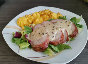 Baconös sertésszűz borsmártással, hercegnőburgonyával recept fotója