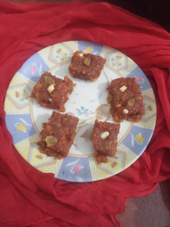 गाजर की बर्फी (gajar ki barfi recipe in HindI) रेसिपी मुख्य फोटो