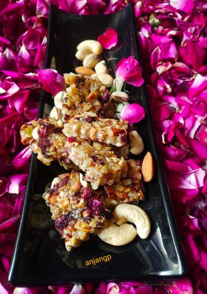 सुकामेवा गुलाब चिक्की (sukhamava gulab chikki recipe in marathi) रेसिपी चे मुख्य फोटो 