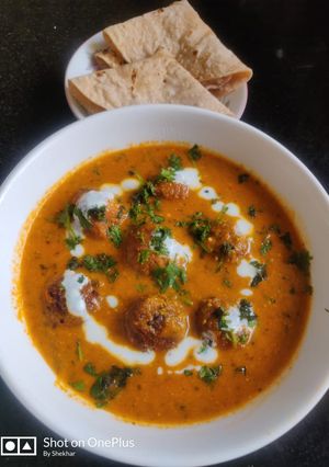 A picture of Dudhi kofta curry.