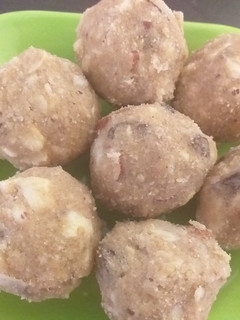 आटे के गोंद मेवे के लड्डू (aate ke gond mewe ke ladoo recipe in Hindi) रेसिपी मुख्य फोटो