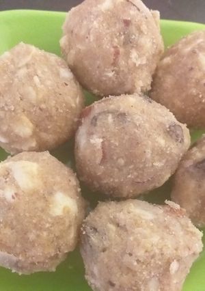 आटे के गोंद मेवे के लड्डू (aate ke gond mewe ke ladoo recipe in Hindi) रेसिपी मुख्य फोटो