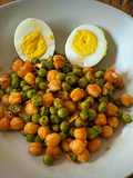 Garbanzos con guisantes y huevo