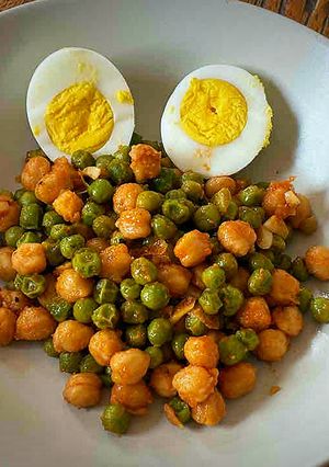 Foto principal de Garbanzos con guisantes y huevo