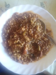 Una foto de Lentejas con arroz y verduras