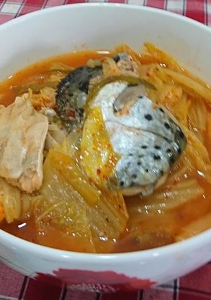 Hình của món Canh đầu cá hồi nấu kim chi.