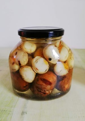 Füstölt, főtt fürjtojás és tyúktojás recept fotója