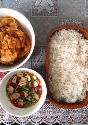 รูปของ 🍒ข้าวกล่องกุ้งกระเทียมพริกไท🍒 : Bento Thai cuisine (weekend working)