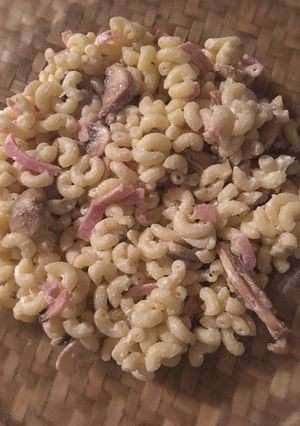 Une photo de Pâte coquillettes au madame Loik, jambon et champignons frais