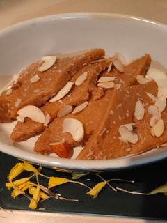 સુખડી (Sukhdi Recipe In Gujarati) રેસીપી મુખ્ય ફોટો