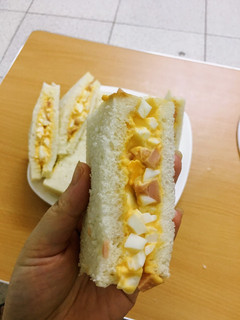 A picture of Bánh mì sandwich kẹp trứng mayonnaise.