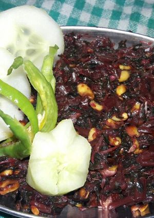 A picture of Lal bhaji with Rosted peanut.