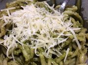 Una foto de espagueti al pesto