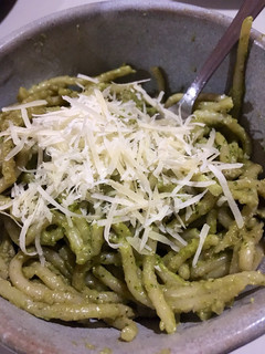 Una foto de Espagueti con pesto (albahaca y semilla de girasol)