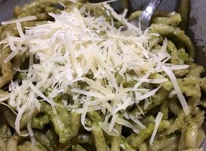 Una foto de Espagueti con pesto (albahaca y semilla de girasol)