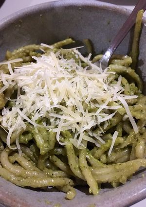 Una foto de Espagueti con pesto (albahaca y semilla de girasol)
