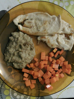 Una foto de Pechuga de pavo marinada con salsa de champiñones y calabaza