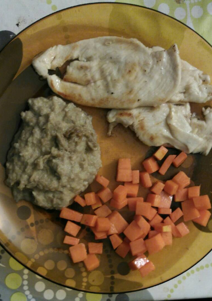 Una foto de Pechuga de pavo marinada con salsa de champiñones y calabaza