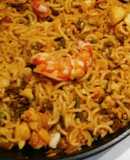 Fideuá con bacalao, gambas y espárragos