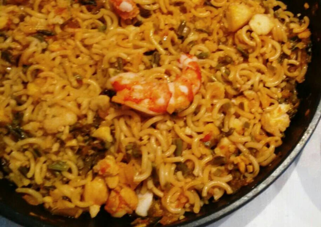 Fideuá con bacalao, gambas y espárragos