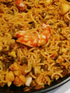 Una foto de Fideuá con bacalao, gambas y espárragos