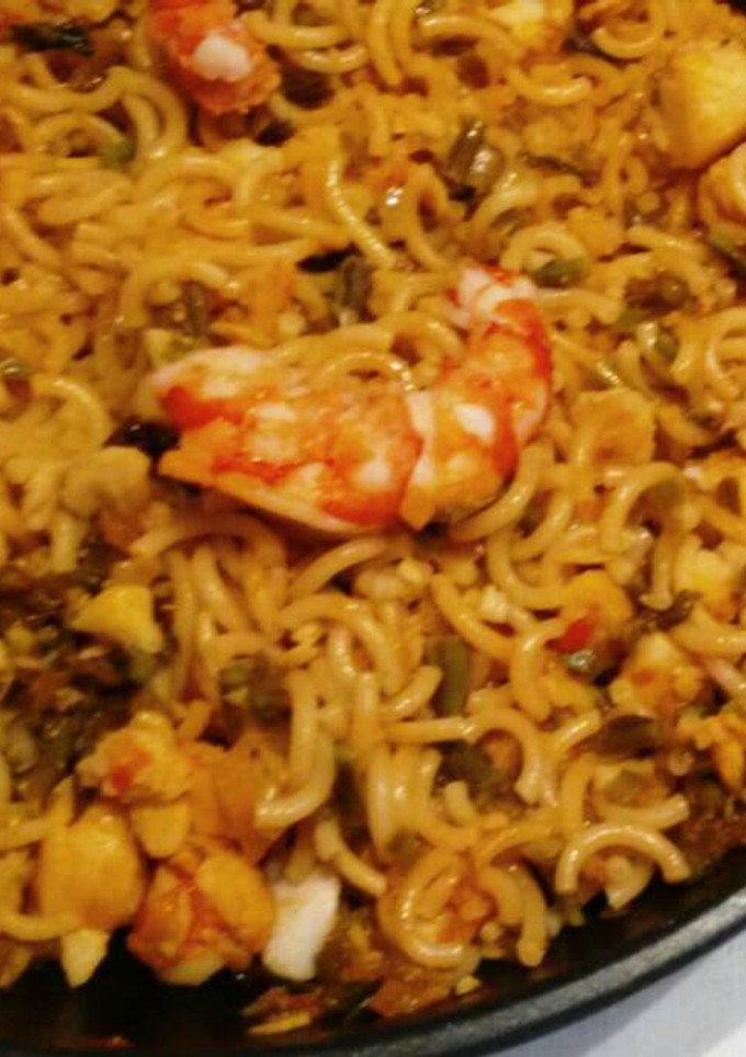 Una foto de Fideuá con bacalao, gambas y espárragos