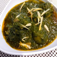 A picture of Palak chicken.