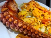 Una foto de patatas con pulpitos