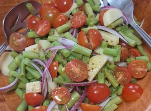 Una foto de Ensalada de ejotes, tomates y palmitos