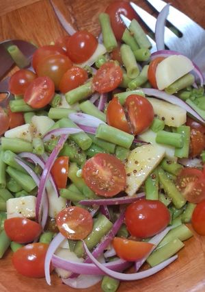 Una foto de Ensalada de ejotes, tomates y palmitos