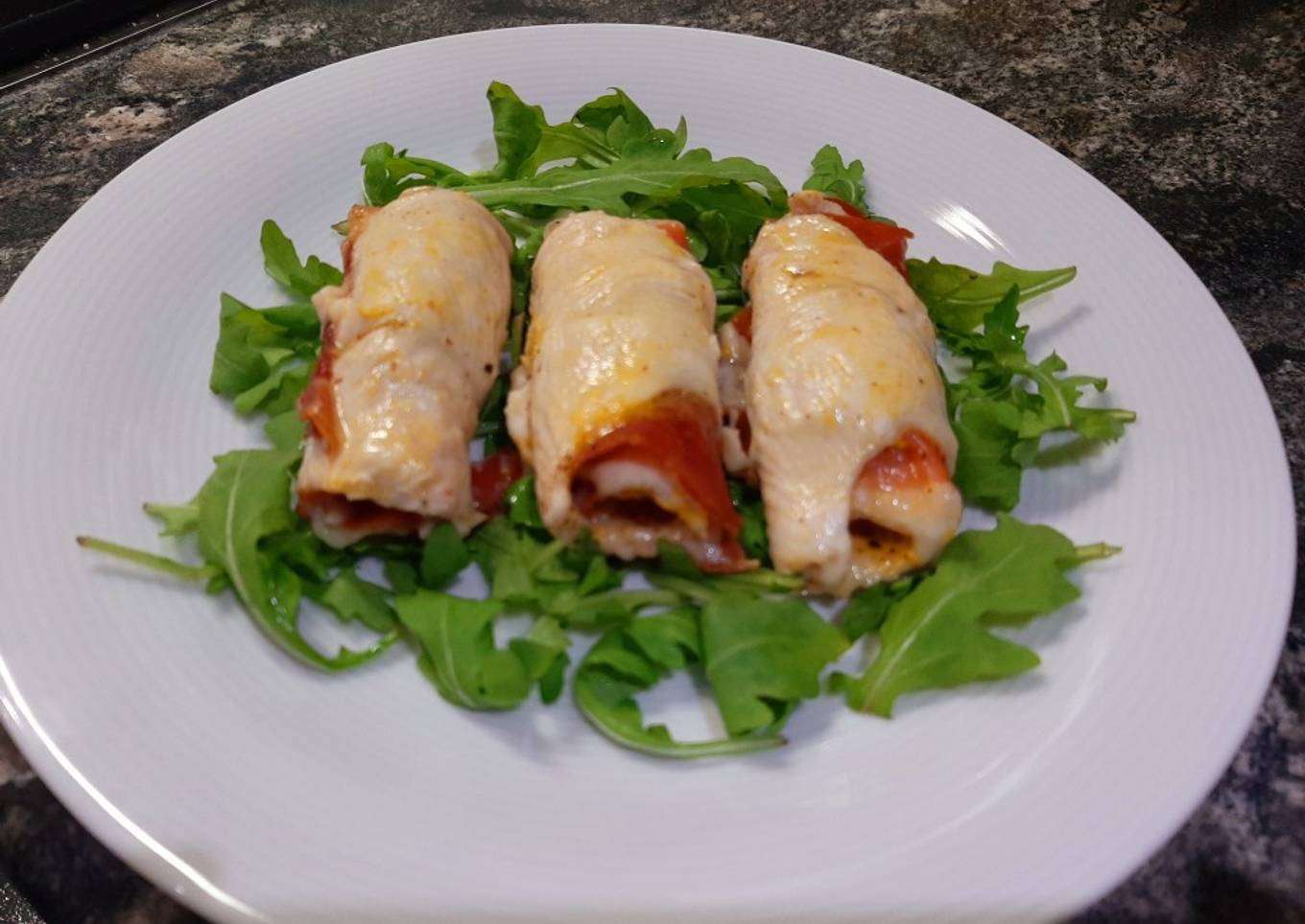 Rollitos de ave con jamón y queso