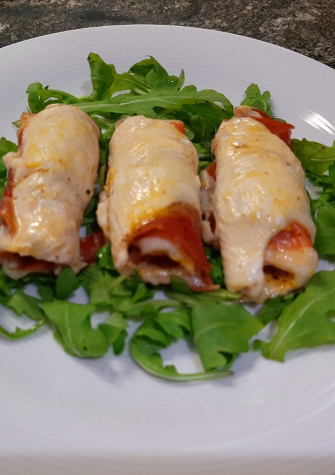 Una foto de Rollitos de ave con jamón y queso