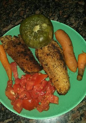 Una foto de Milanesas de berenjenas con puré y tomates